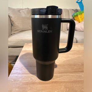 STANLEY 40oz quencher in black.